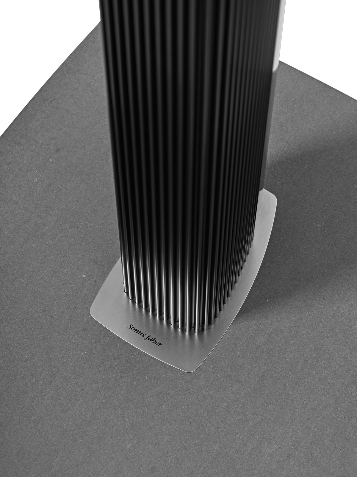 Sonus faber Sonetto G2 Stand aluminum column and concrete base detail