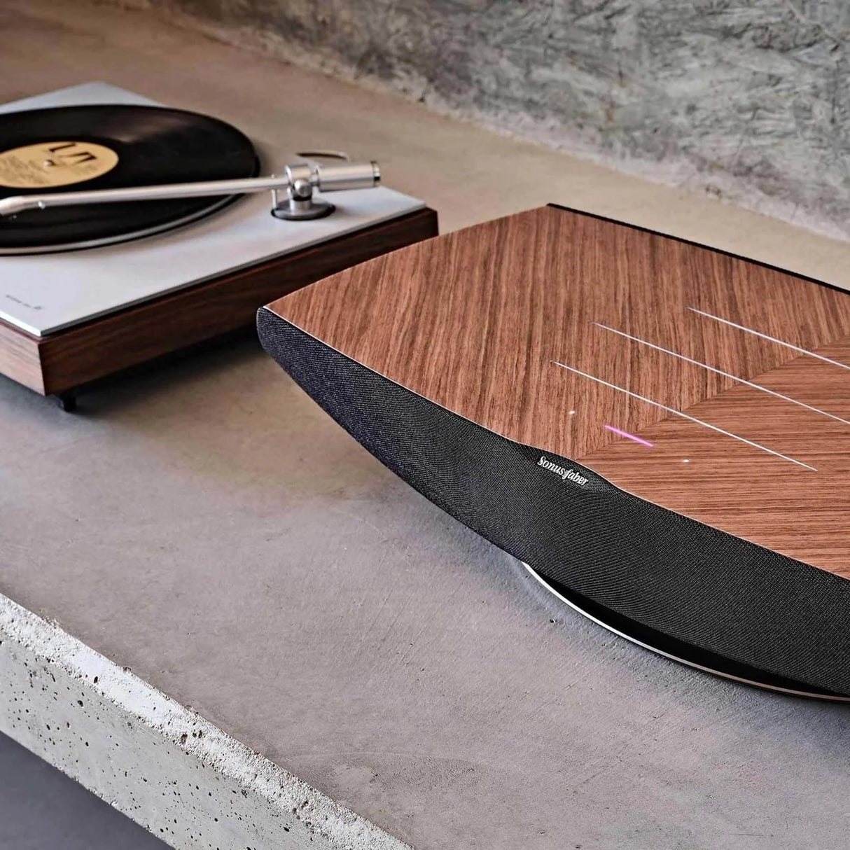 Sonus faber Omnia Walnut with turntable
